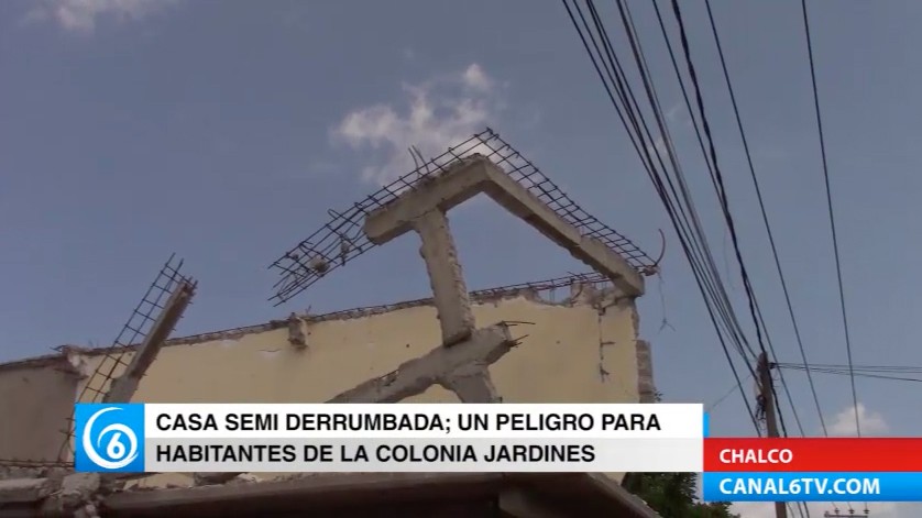 Una casa semi derrumbada; un peligro para los habitantes de la colonia Jardines de Chalco