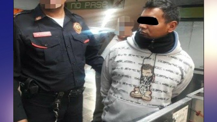 Policías detienen a una persona por robo de celular en el metro