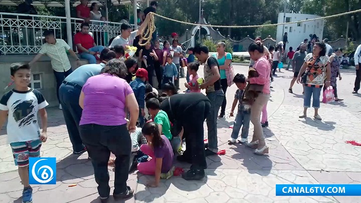 Jóvenes universitarios del Transporte Gratuito entregaron juguetes a niños