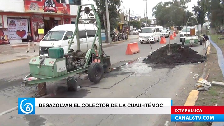 Personal de limpieza realizan trabajos de desazolve en el colector de avenida Cuauhtémoc en Ixtapaluca