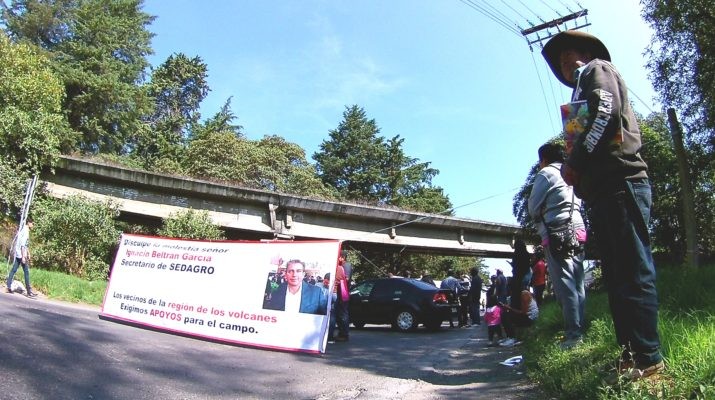 Manifestantes cierran carretera de Amecameca para exigir apoyos del gobierno estatal