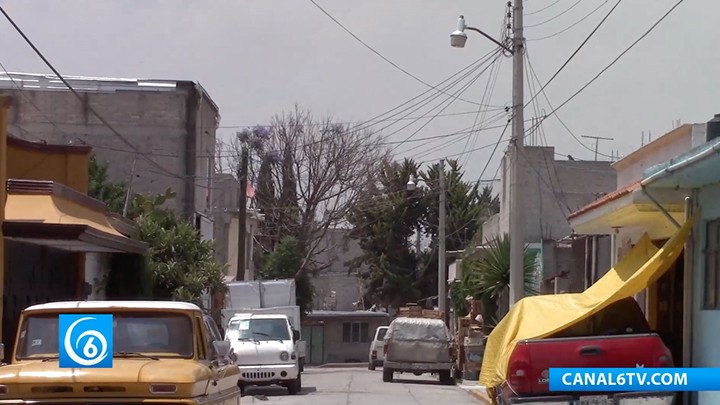 Vecinos reportan luminarias inservibles en la colonia Leyes de Reforma, en Texcoco