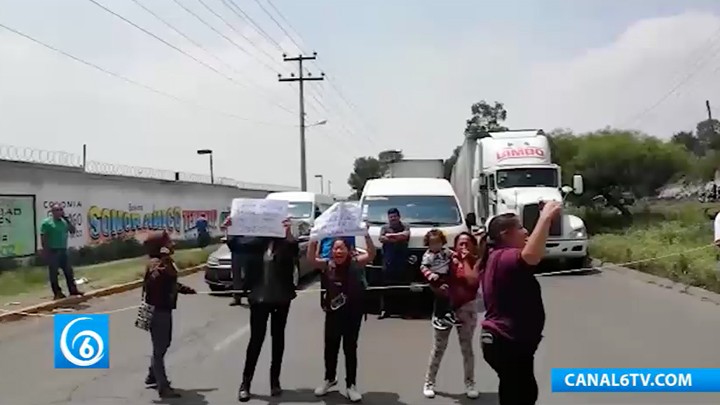 La tarde del viernes vecinos de la colonia Loma Encantada, bloquearon la carretera federal México-Puebla por falta de agua potable