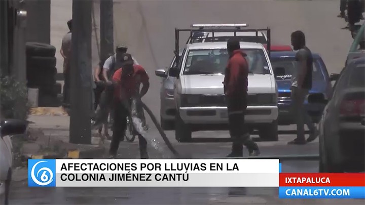 Protección Civil y Bomberos de Ixtapaluca realizaron trabajos de limpieza en la colonia Jiménez Cantú luego de afectaciones en viviendas por lluvia