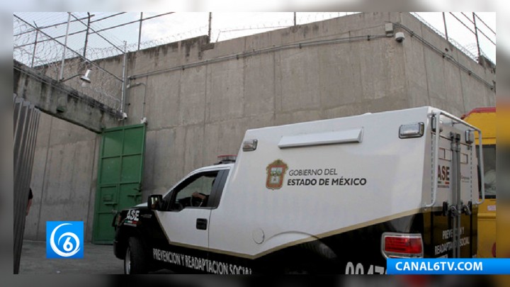 Policía estatal asegura droga y celulares en el penal de Tlalnepantla