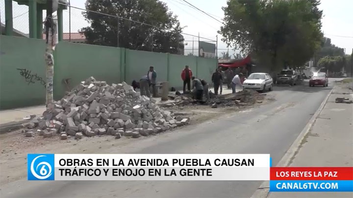 Obras sobre la avenida Puebla de Los Reyes La Paz, causan tráfico y enojo en la gente