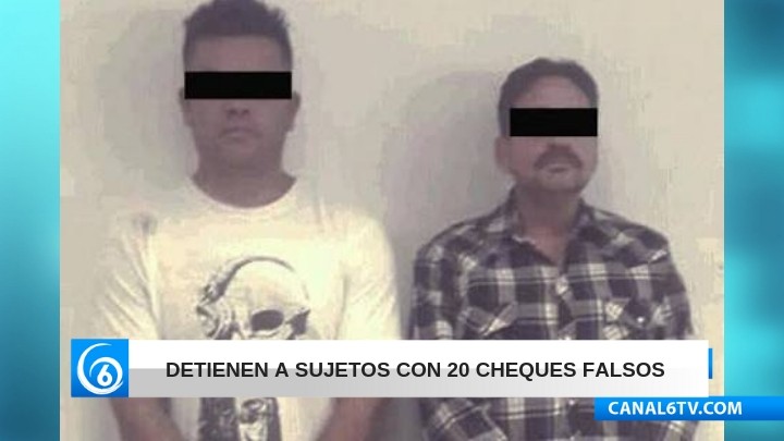 Detienen a sujetos con 20 cheques falsos