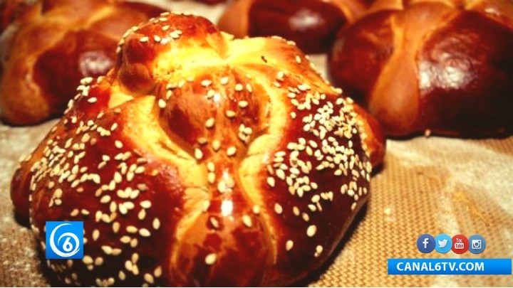 Conoce la elaboración del pan de muerto en horno de piedra