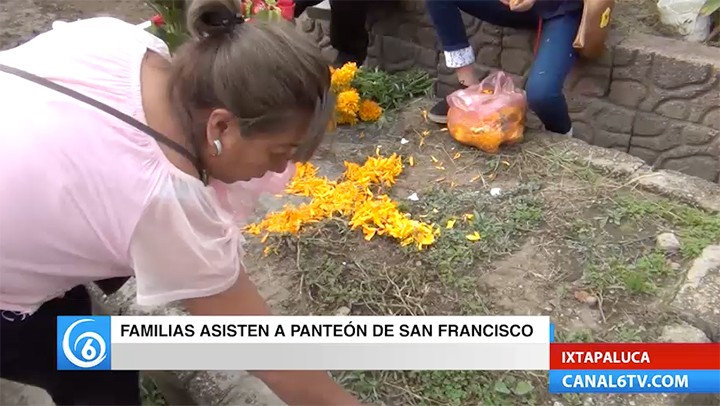 Familias acuden al panteón de San Francisco para recordar a sus seres queridos