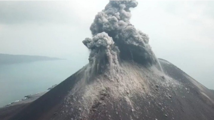 El volcán Anak Krakatoa registro nuevas erupciones