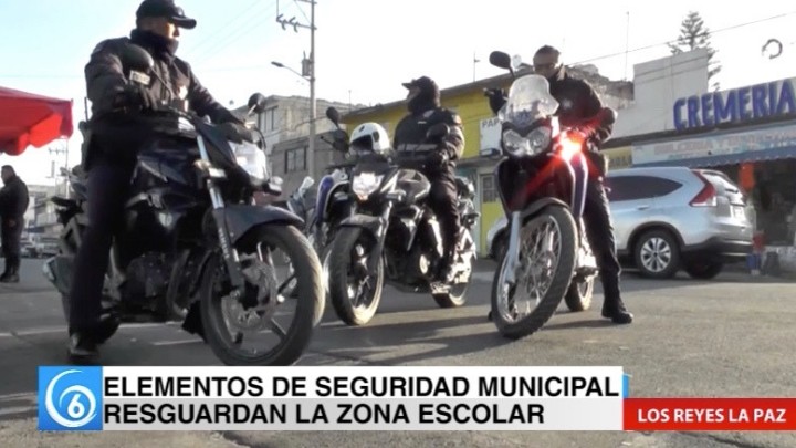 Elementos de seguridad municipal resguardan zonas escolares en los Reyes.