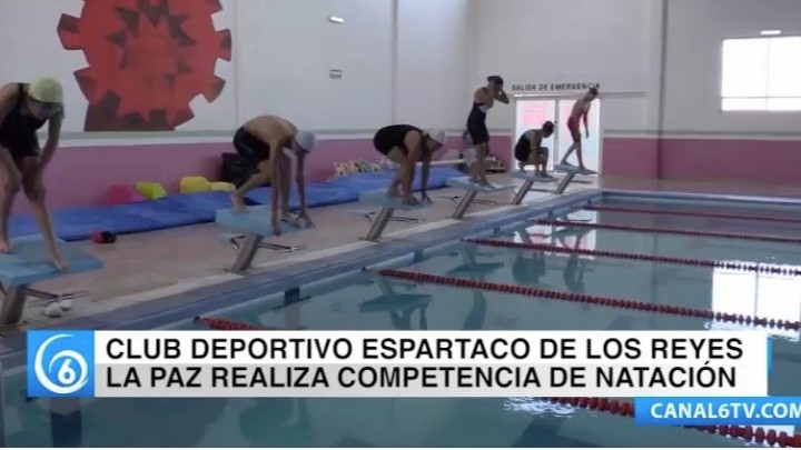 El club deportivo espartaco del municipio los reyes la paz realizó la competencia de natación
