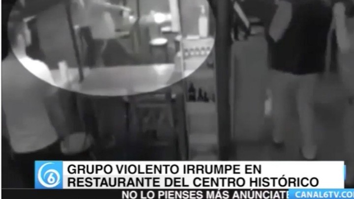 Un grupo violento irrumpe en el restaurante del Centro Histórico de la Cuidad de México