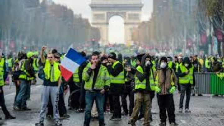 Chalecos amarillos acusan a Macron de ignorar crisis