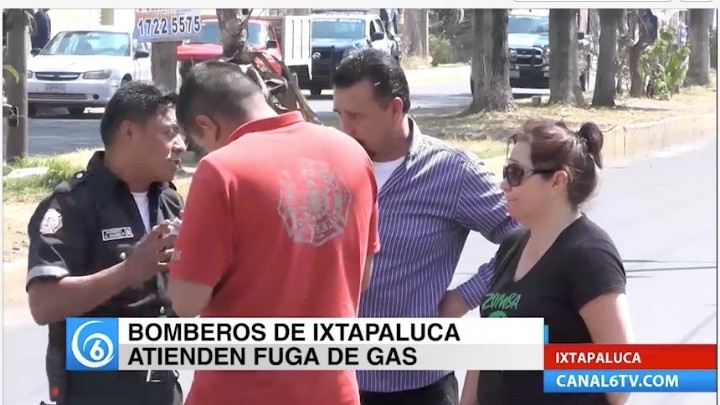 Bomberos de Ixtapaluca atienden fuga de gas, que se registró en la calle San Antonio, en la U.H San José de la Palma