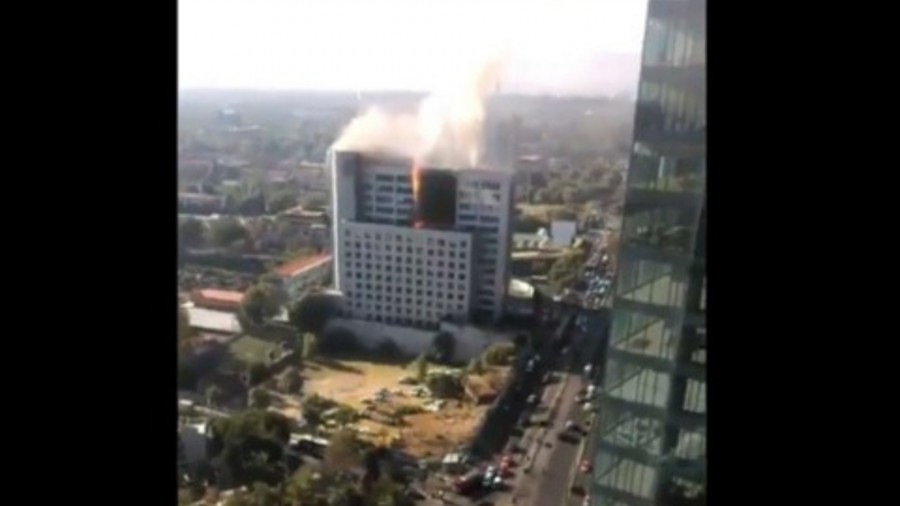 Claudia Sheinbaum acude a edificio incendiado de Conagua