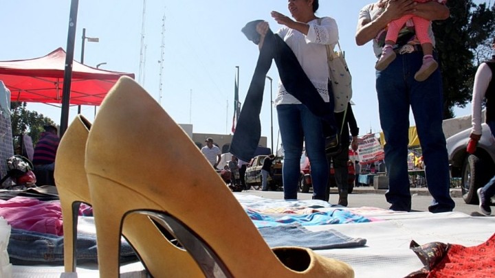 Comerciantes se plantan con todo y puestos frente a Palacio Municipal en Chalco