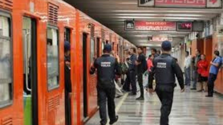 Policías evitan suicidio de un hombre en el Metro de la CDMX