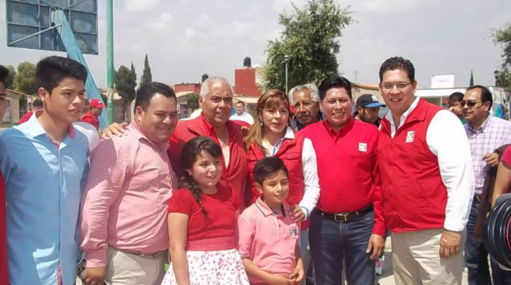 Vecinos del Municipio de Chicoloapan apoyan al candidato de la plantilla roja.