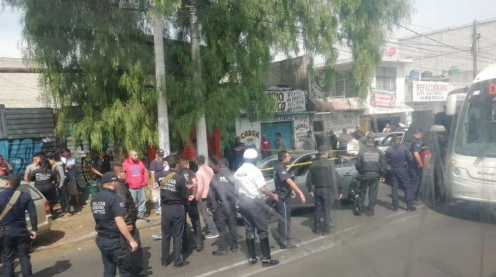 Balean a dos personas abordo en un automóvil en calles de Ecatepec