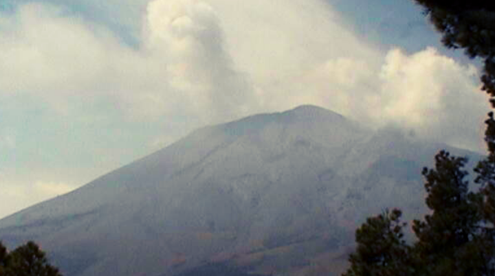 Don Goyo emite 23 exhalaciones acompañadas de vapor de agua y gas.