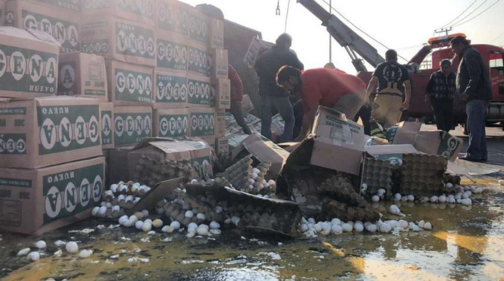 Vuelca camión que transportaba huevo en Nezahualcóyotl