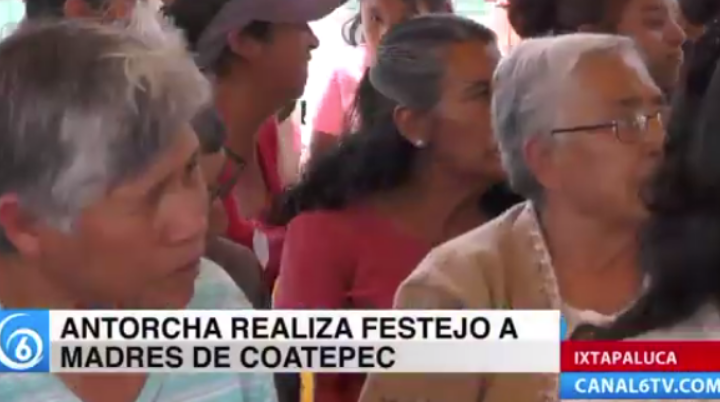 Mas de 200 madres del municipio de Ixtapaluca fueron festejadas en el Centro de Desarrollo Comunitario del pueblo de Coatepec.