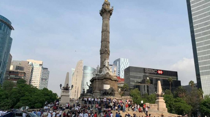 Vagoneros marchan en Reforma; proponen cambio para que les permitan vender