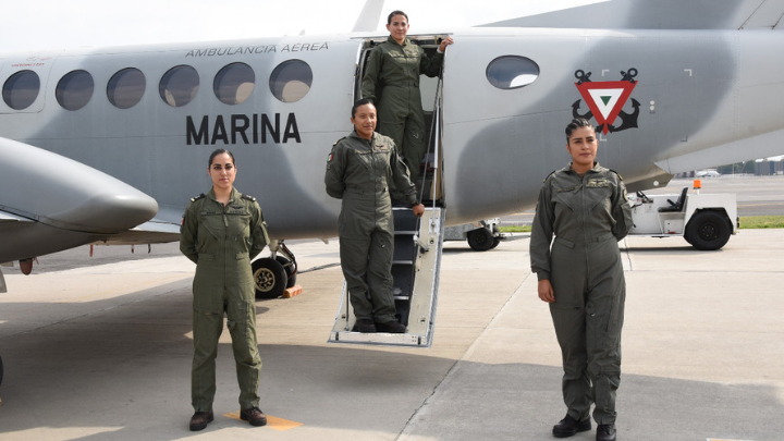 Secretaría de Marina presenta a la primera tripulación aérea femenina de México