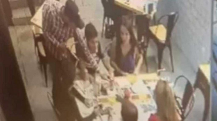 Hombre asalta a comensales en un restaurante en Santa Fe.