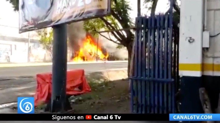 Tráiler se queda sin frenos en la carretera México-Cuautla