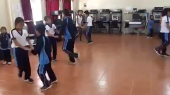 Maestro de educación física, les enseña a bailar unos buenos cumbiones