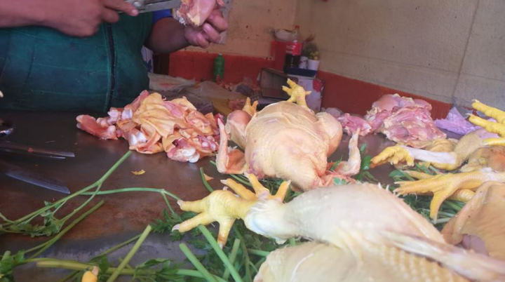 Baja venta de pollo debido al aumento de precio