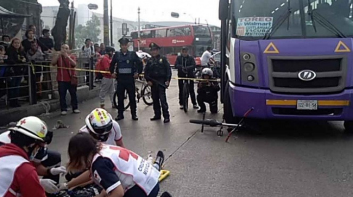 Chofer de camión de transporte público se pasa el semáforo y atropella a ciclistas en Reforma.