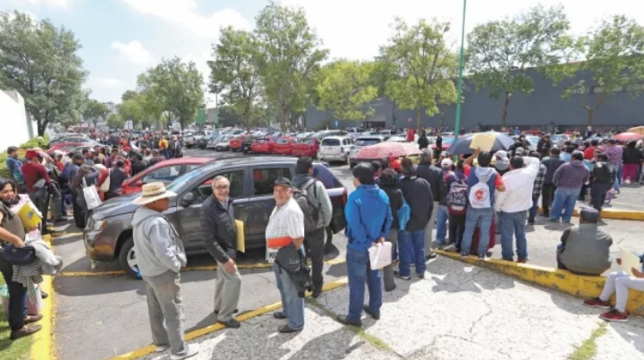 En el primer día de reemplacamiento contribuyentes saturan oficinas en el Edomex