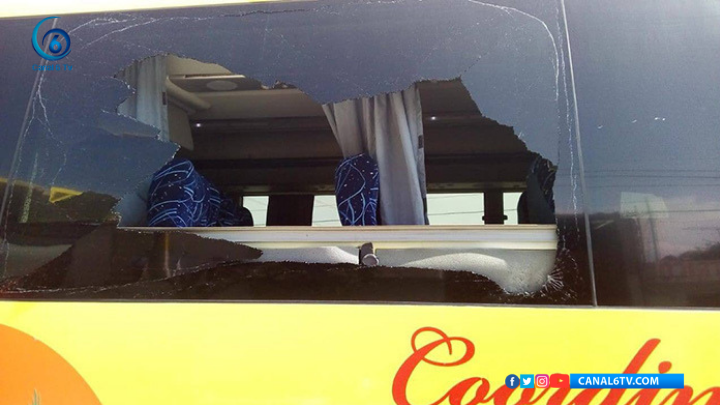 Conductor de autobús embiste a ladrones y evita asalto