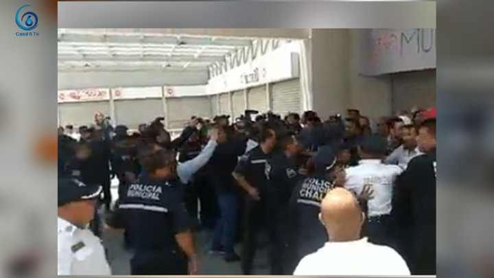 Enfrentamiento entre comerciantes y policías en el centro de Chalco