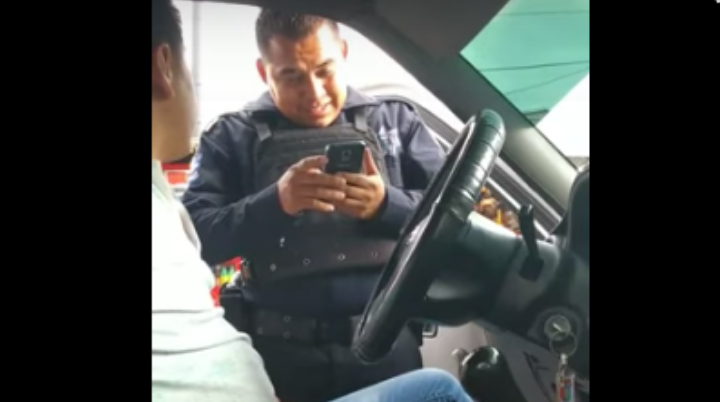 Policías de Naucalpan piden soborno para no llevarse a un automovilista