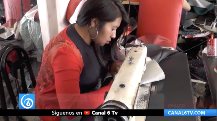 Universitarias costean sus estudios como obreras en taller de tapicería