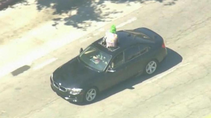Detienen a hombre con máscara de Joker en playa de Los Ángeles