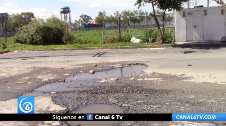 Pese a denuncias de los vecinos de la calle Paseo de los Maples, continúan las afectaciones por los baches