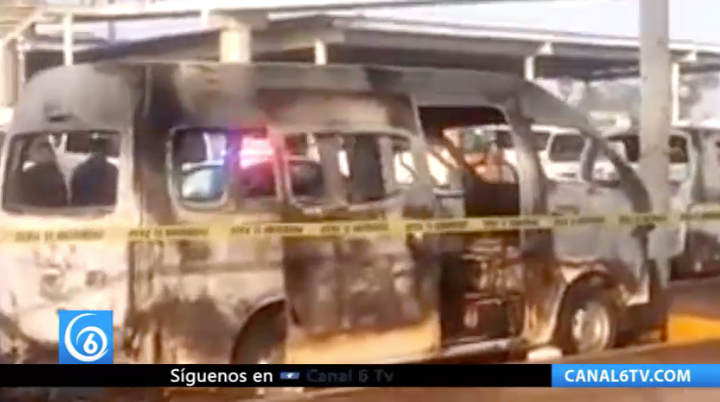Incendian dos combis de transporte público pertenecientes a la ruta Las Brujas