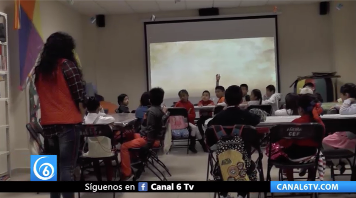 Niños pasan tiempo en la Biblioteca Amoxtlatiloya en donde se imparten talleres artísticos.