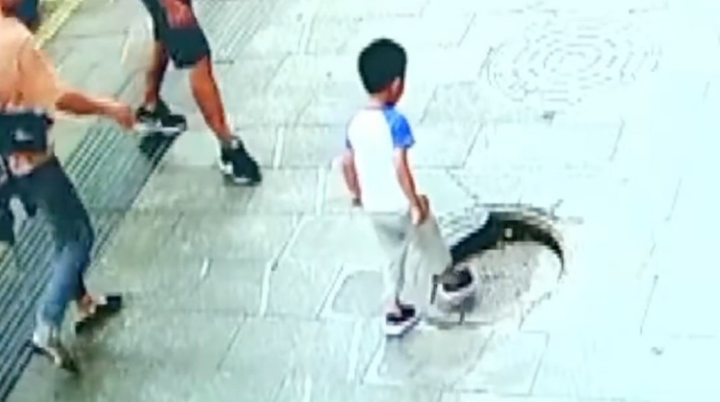 Niño cae en una coladera rota en China