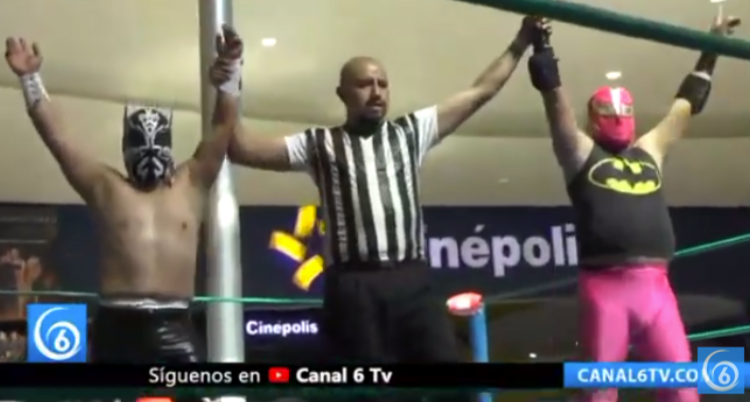 Decenas de asistentes a Plaza Sendero Ixtapaluca disfrutaron de una muestra de lucha libre