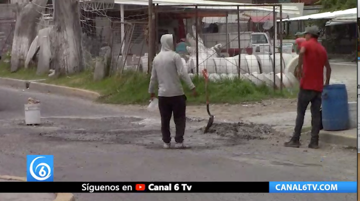 Se ganan la vida tapando hoyos en Tlapala, Chalco