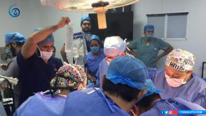 Médicos y enfermeras despiden con aplausos a mujer que fue donadora de órganos