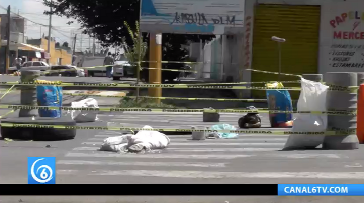 Socavón y calles sin pavimentar en los límites de Nezahualcóyotl y la Gustavo A. Madero, ningún gobierno da solución