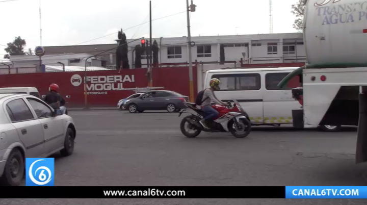 Riesgo de accidentes por semáforos descompuestos en Los Reyes La Paz