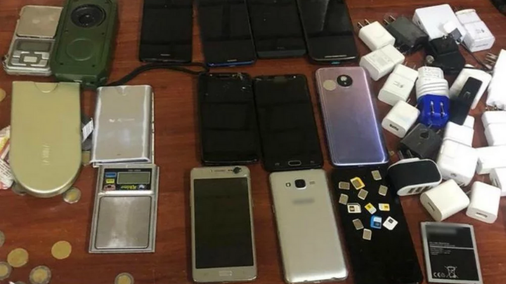 Decomisan más de dos mil celulares en cárceles de la CDMX